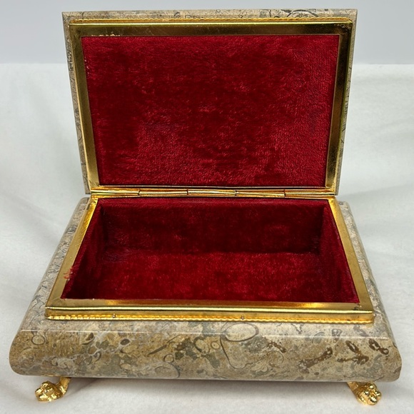 - Vintage heavy marble jewelry/snuff box with gold tone accents and red l… - Picture 2 of 10